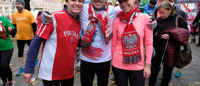 Biało-czerwona aleja kwiatowa