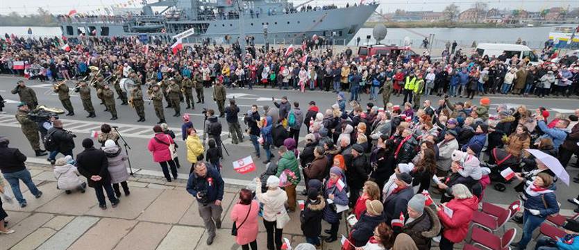 ORP Xawery Czernicki przy Wałach Chrobrego. Długa kolejka do zwiedzania