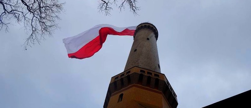 Biało-czerwona flaga na latarni morskiej