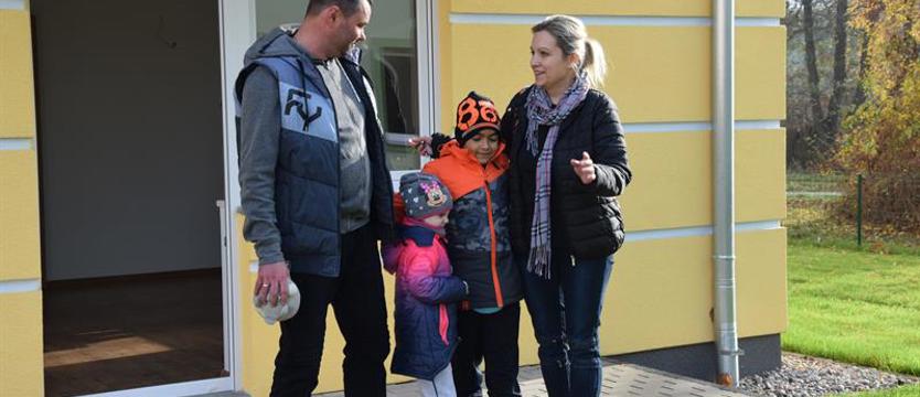 Nowi najemcy z kluczami nad Płonią