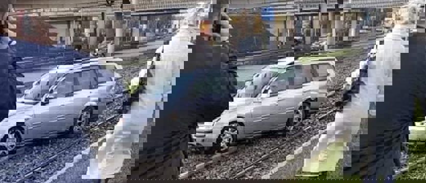 Auto na torowisku na ul. Gdańskiej. Zablokowana linia