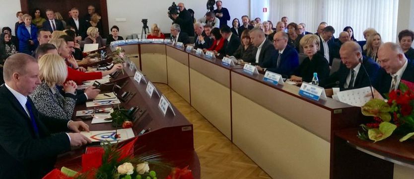 Pierwsze uchwały i spięcia Rady Miejskiej w Koszalinie