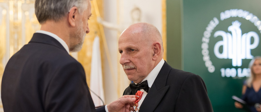 Mecenas Łyczywek odznaczony Krzyżem Oficerskim OOP