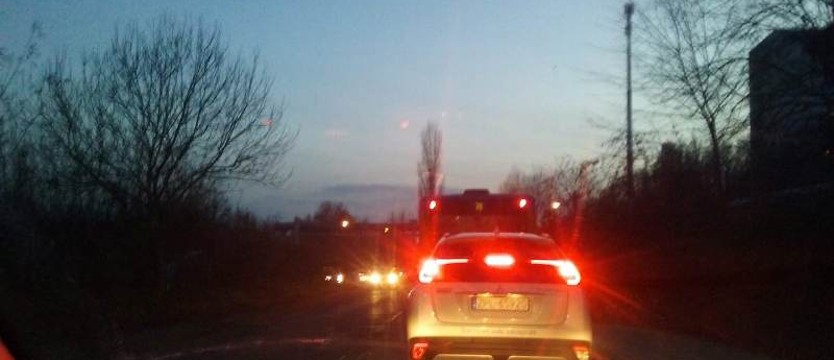 Zderzenie dwóch aut. Droga nieprzejezdna