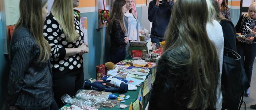 Miś pomaga dzięki ludziom