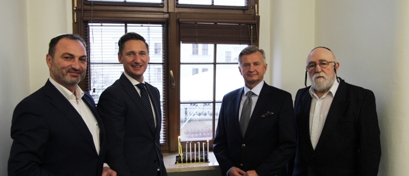 Marszałek przy chanukowych świecach