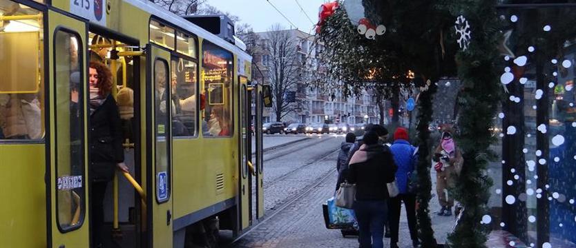 Pod jemiołą na przystanku