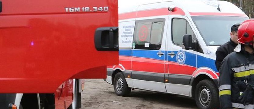 Autobus szkolny uderzył w drzewo. Ślisko i niebezpiecznie