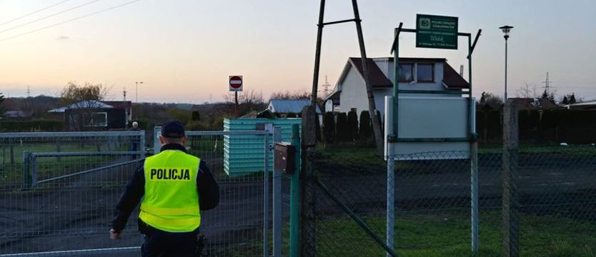 Nadziała się na pręt wystający z ogrodzenia