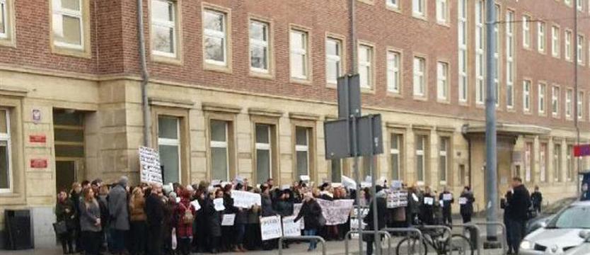 Pracownicy administracji sądów wyszli na ulice