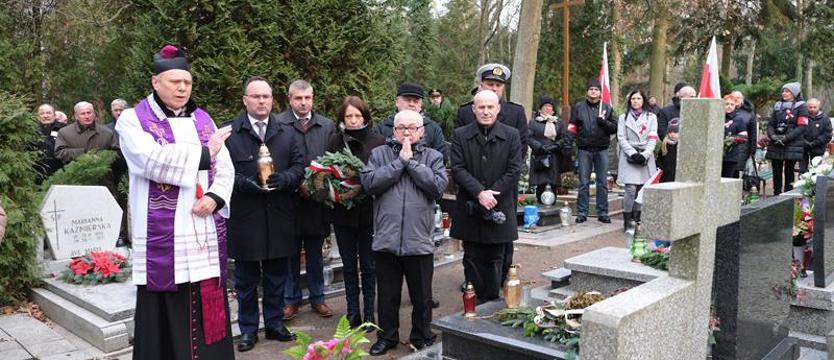 Kwiaty i znicze na grobach ofiar Grudnia ’70