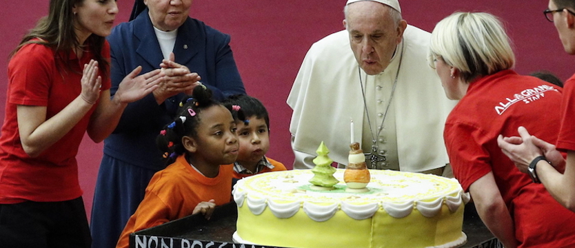 Tort o smaku mango prezentem na 82. urodziny papieża Franciszka
