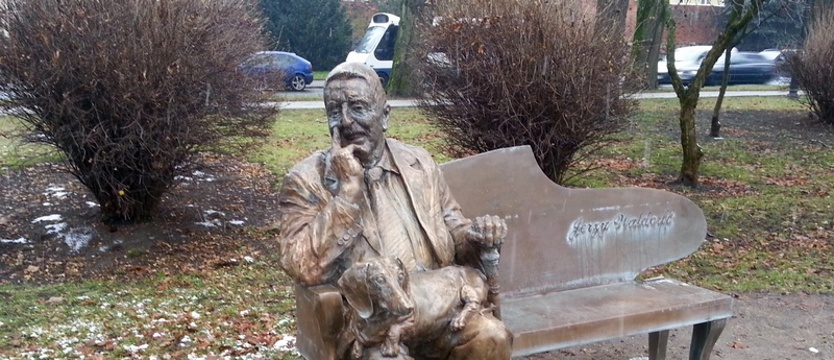 Puzon i jego pan utrwaleni w brązie