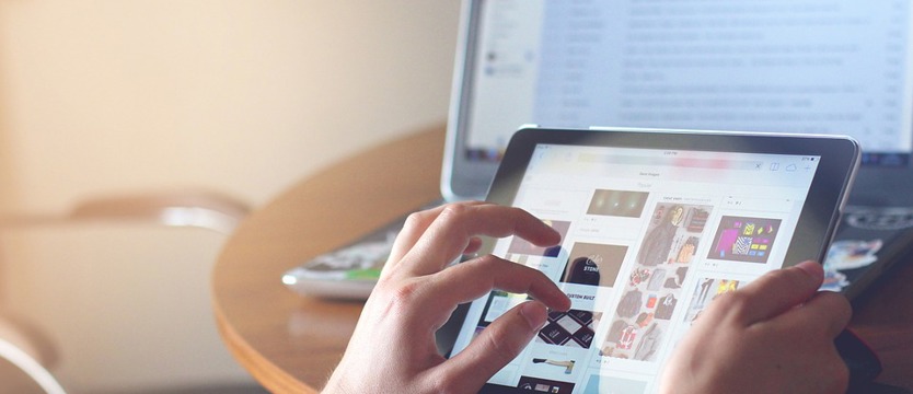 Polacy spędzają w internecie średnio 11 godzin dziennie