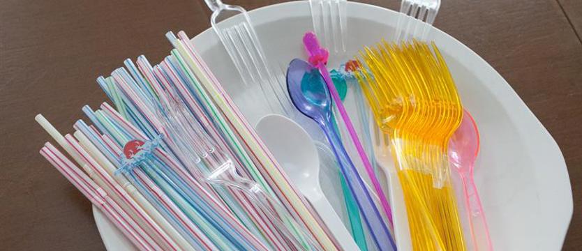 UE uzgodniła nowe przepisy. Koniec sztućców z plastiku