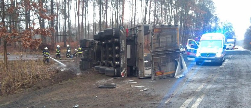 Zderzenie ciężarówki z osobówką. Zginął kierowca