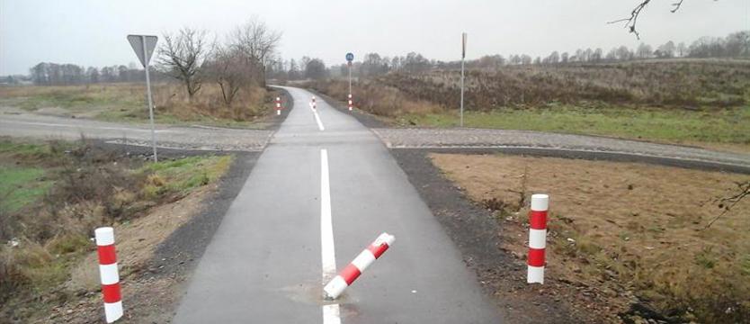 Traktorem po ścieżce rowerowej