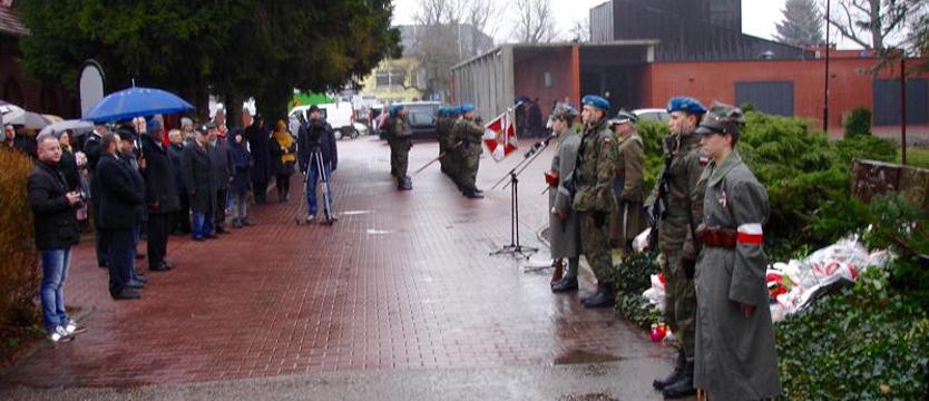 Warta, hymn, salwy i apel pamięci