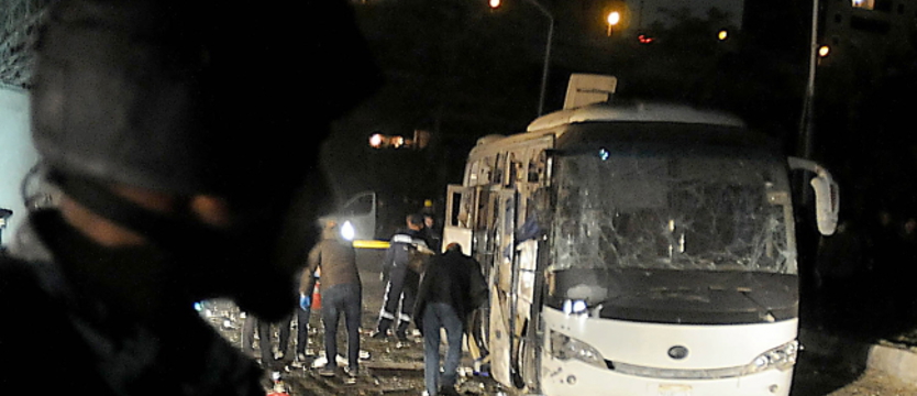 Zamach bombowy na autokar w pobliżu piramid w Gizie. Turyści ofiarami