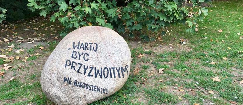 Radnemu się nie podoba głaz prof. Bartoszewskiego