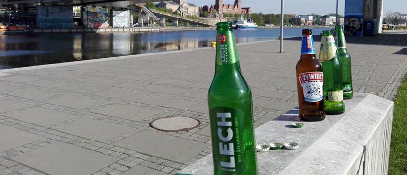 Bójki, wybite szyby, skoki do wody