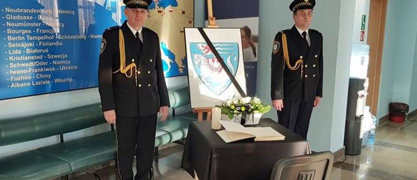Księga kondolencyjna po tragicznej śmierci pięciu gimnazjalistek