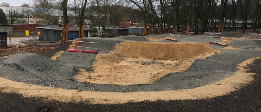 Zakręty i garby. Pumptrack w poślizgu