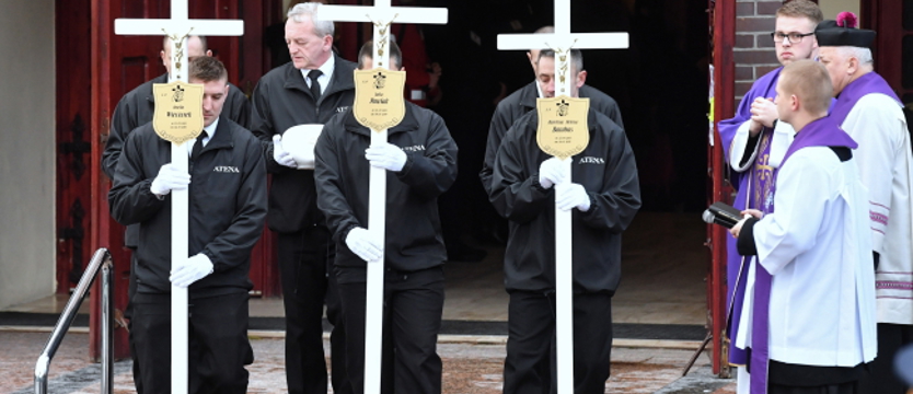 Uroczystości pogrzebowe pięciu dziewcząt tragicznie zmarłych w pożarze escape roomu
