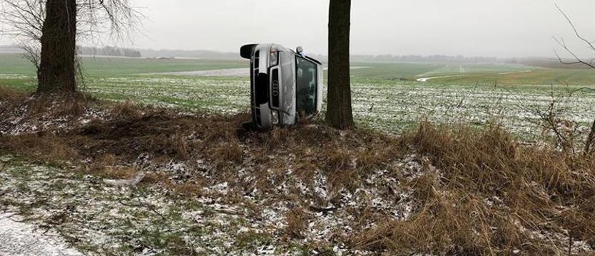 Wpadł w poślizg na oblodzonej drodze