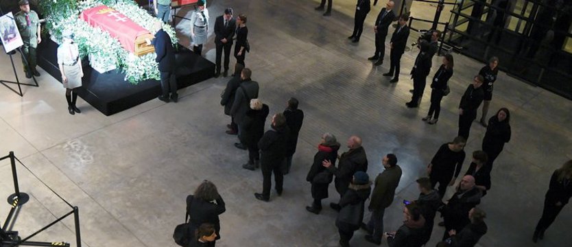 Tłumy oddają cześć prezydentowi Gdańska przed jego trumną