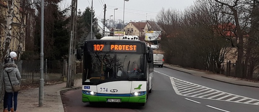Protest na wyświetlaczach autobusów SPPK