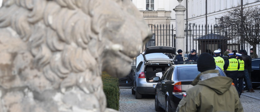 Potrącił policjanta i próbował wjechać na teren Pałacu Prezydenckiego