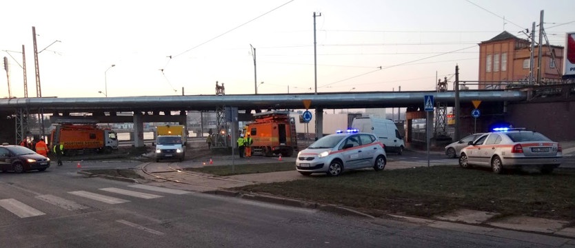 Tramwaj wykoleił się przy wiadukcie koło dworca