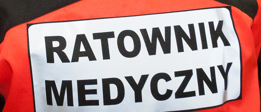 Pacjent zaczął grozić i dusić ratownika medycznego