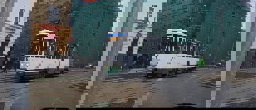 Kolizja osobówki z tramwajem na ul. 3 Maja