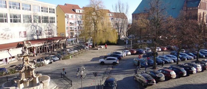 Papierowa przyszłość placu Orła Białego