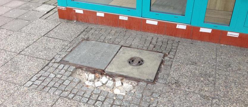 Chodnik się sypie