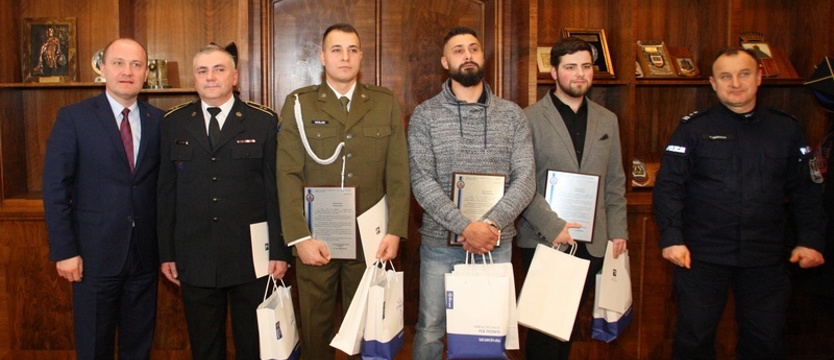 Obezwładnili nożownika, pomogli poszkodowanym. Zostali docenieni