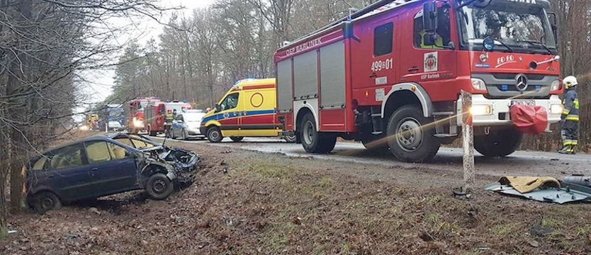 Samochód dachował na drodze z Barlinka. Z auta wypadł silnik