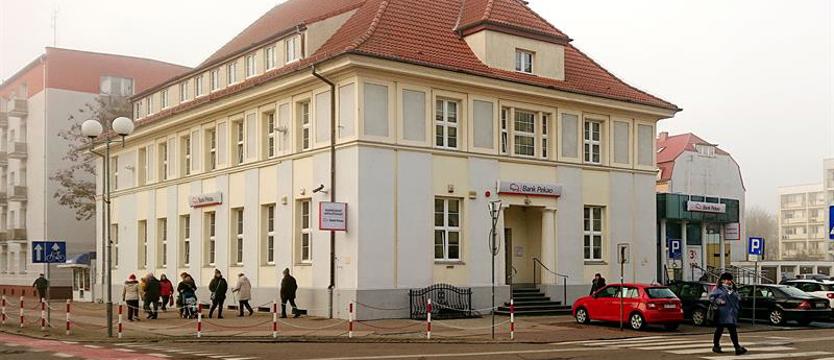 Ukradli przed bankiem 430 tys. zł