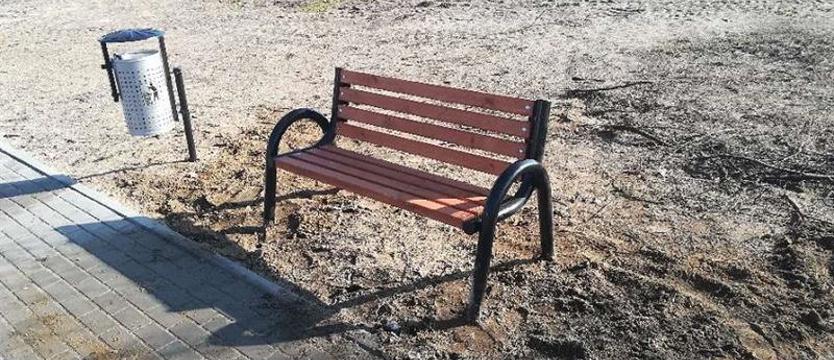 Spodobała im się ławka, więc ją sobie wzięli