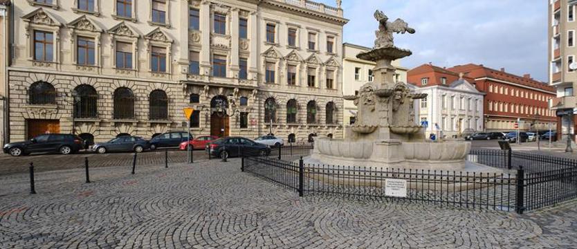 Konkurs na pl. Orła Białego: Wpływy, faktury i daty