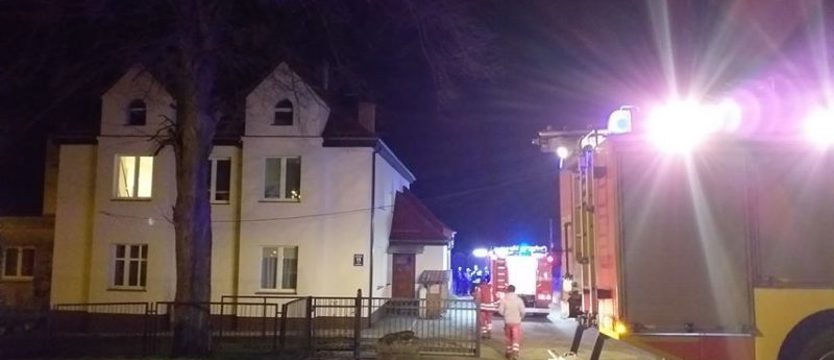 Strażacy gasili pożar i wietrzyli budynek