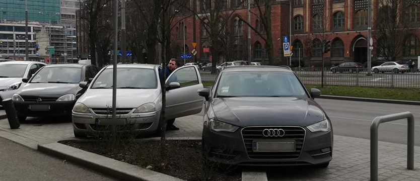 Zajechał i zaparkował