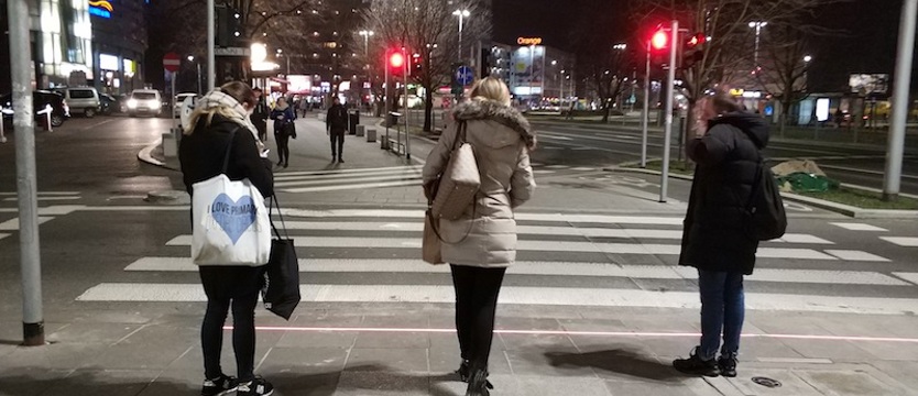 Światło w chodniku dla pieszych zapatrzonych w telefony komórkowe