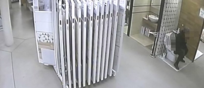 Klientka przetestowała muszlę klozetową jeszcze przed zakupem