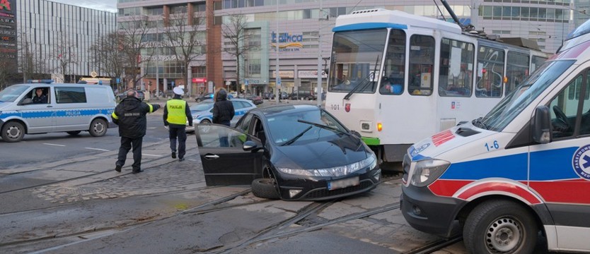 Kolizja tramwaju z osobówką