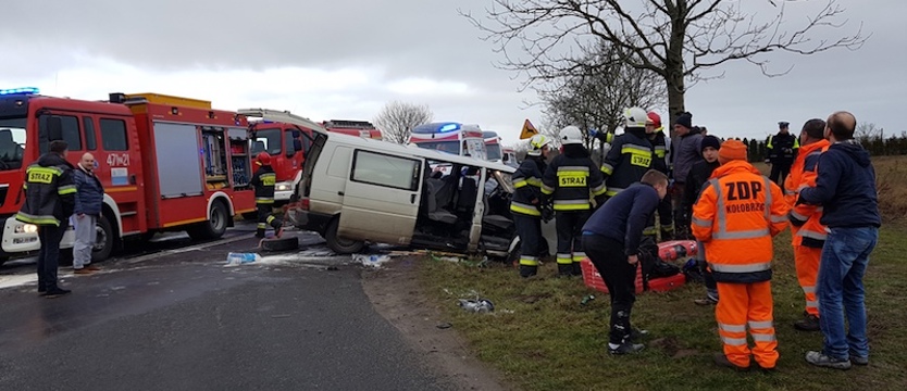 Zderzenie busa z samochodem osobowym. Ranni przewiezieni do szpitali