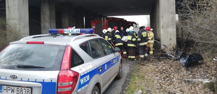 Wypadek pod wiaduktem Chociwelki. Po uderzeniu auta w słup zginął kierowca