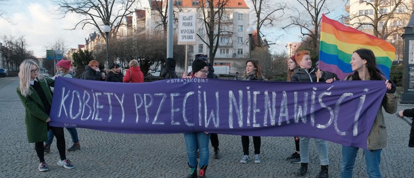 Kobiety przeciwko nienawiści. Manifestowały na pl. Grunwaldzkim